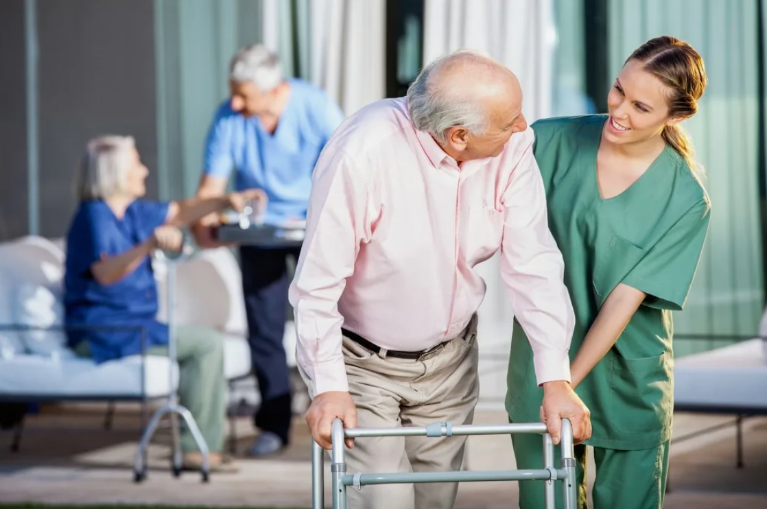 Медицинское обслуживание. Реабилитация пожилых. Медсестра с пожилым человеком. Медсестра и пожилой человек.